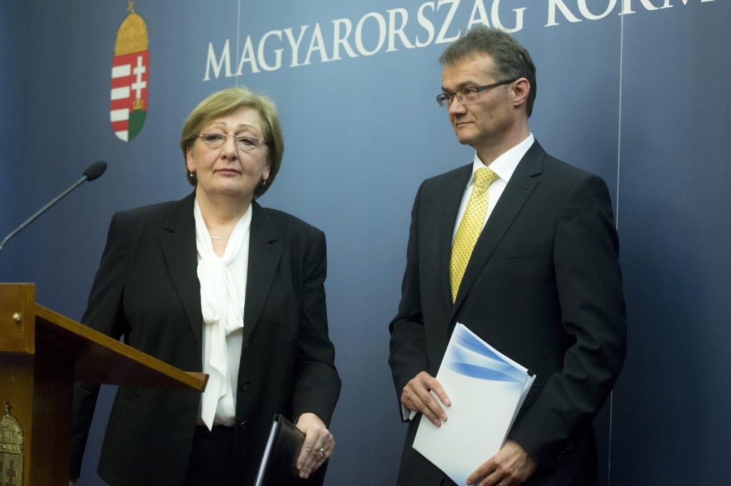 Németh Lászlóné és Horváth István az Első Magyar Közműszolgálató megalakulásának idén áprilisi bejelentésén. Fotó: MTI/Koszticsák Szilárd