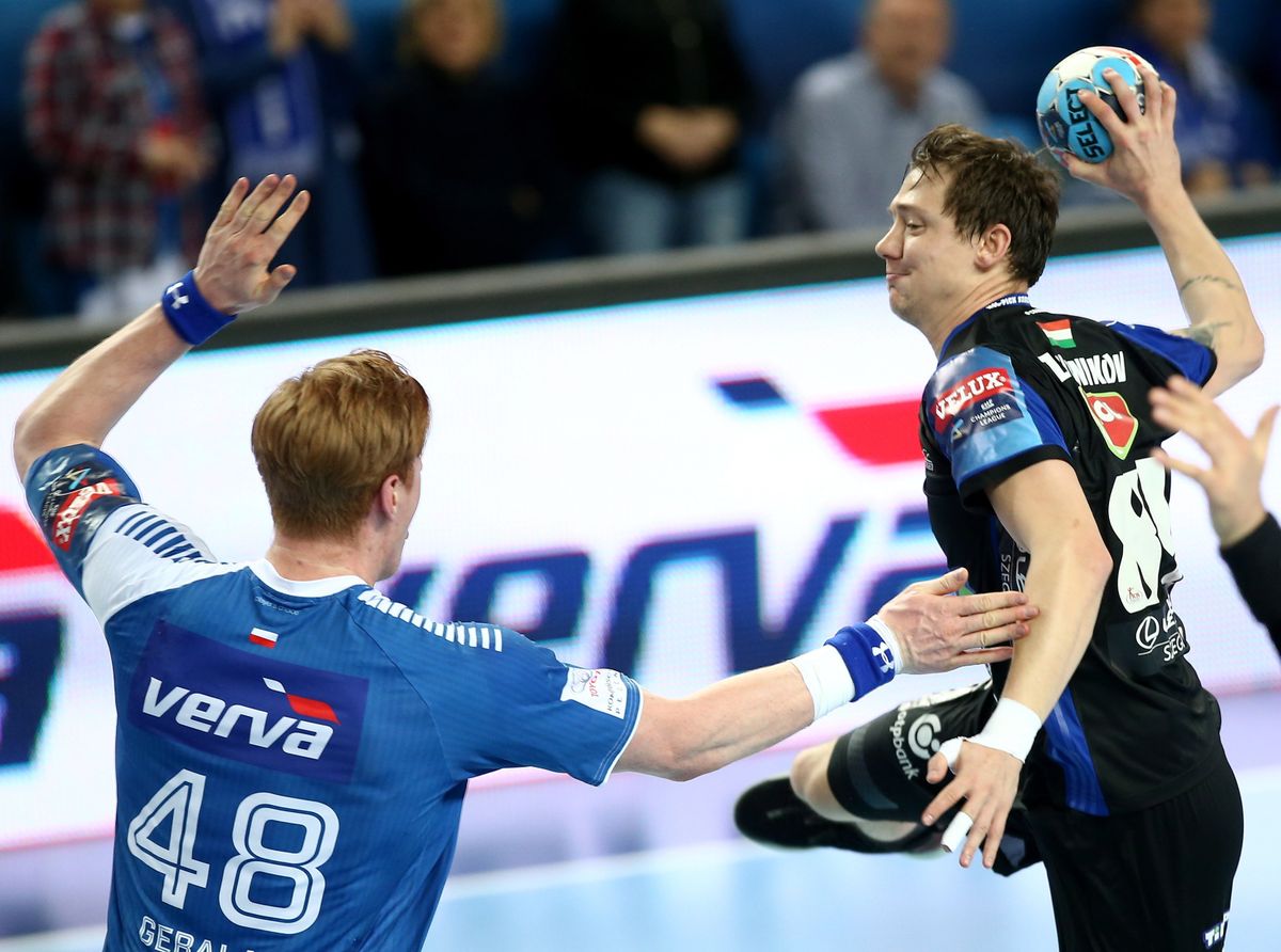 Dmitrij Zsitnyikov, a MOL-Pick Szeged (j) és Tomasz Gebala, a lengyel Orlen Wisla Plock játékosa még az odavágón / Fotó: MTI