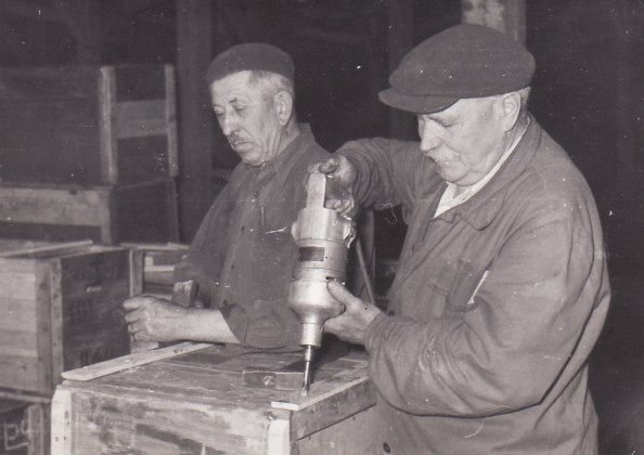 B. Szabó István (jobbra) szabadulása után segédmunkásként dolgozott / Forrás: Tortenelemportal.hu