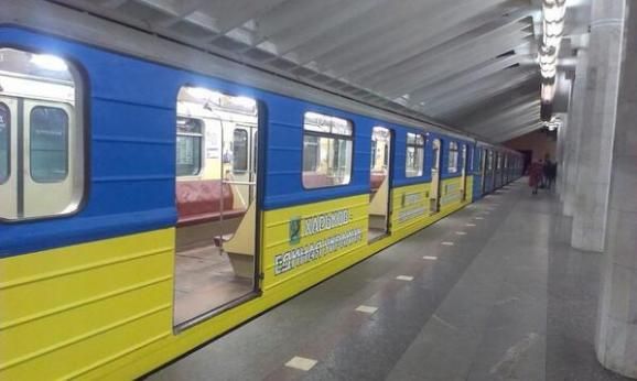 A hazaffyság eme mélyenszántó megnyilvánulása azért is megsüvegelendő, mert sejtésünk szerint a kék festéket még az oroszok kenték fel.