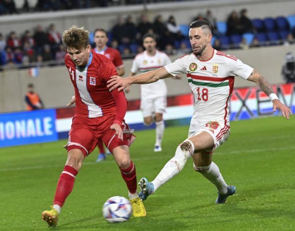 Nagy Zsolt (j) és a luxemburgi Florian Bohnert a Luxemburg - Magyarország barátságos labdarúgó mérkőzésen a Luxembourg Stadionban 2022. november 17-én.<br /> Fotó: MTI/Kovács Tamás