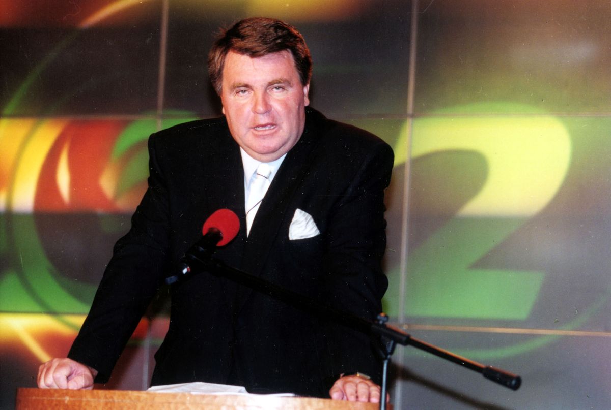 Kommunista mikrofonállványból a TV2 elnöke lett. A kép már utóbbi munkakörében ábrázolja (2000) / Fotó: MTI