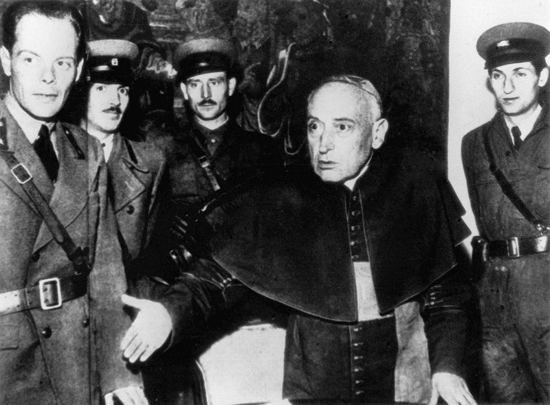 Mindszenty József bíboros, hercegprímás, esztergomi érsek katonák kíséretében / Fotó: MTI