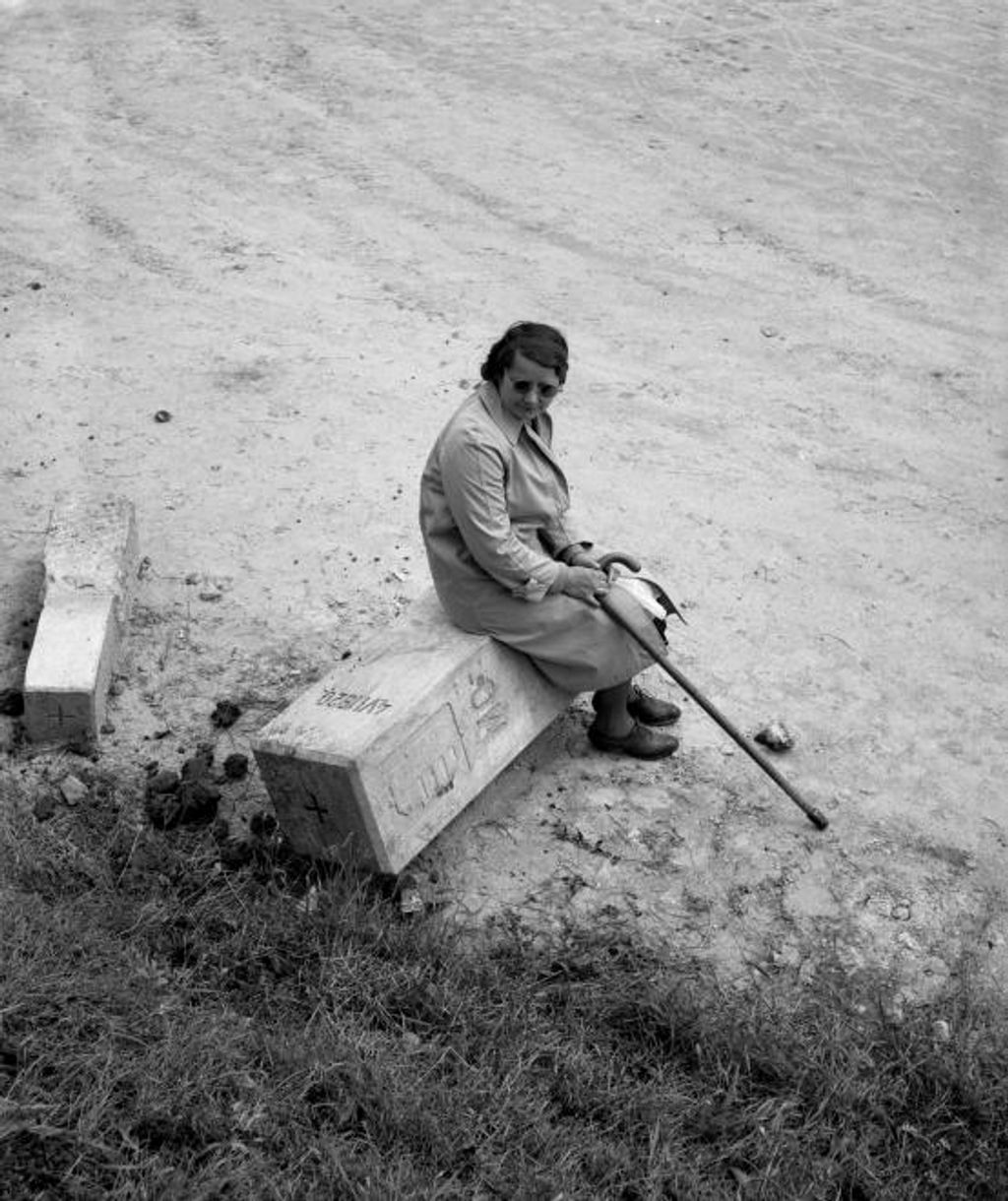 6_ 1940. Magyarország Ledöntött határkő a trianoni határnál Aggtelek és Kecső között.