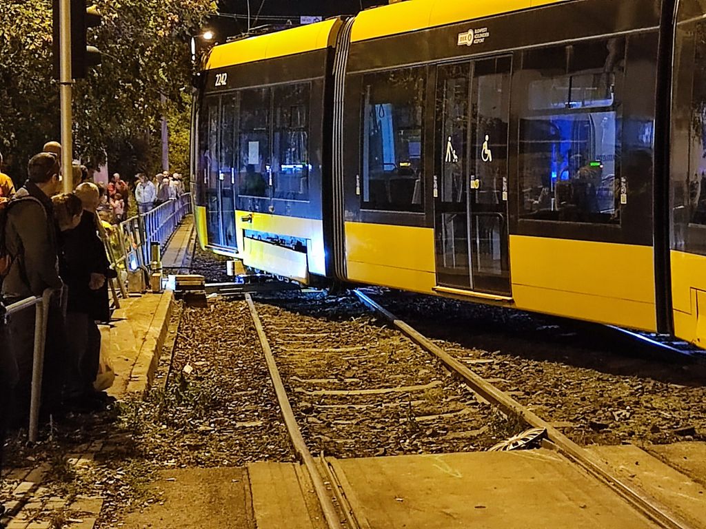 Autóval ütközött a villamos a Fehérvári úton
