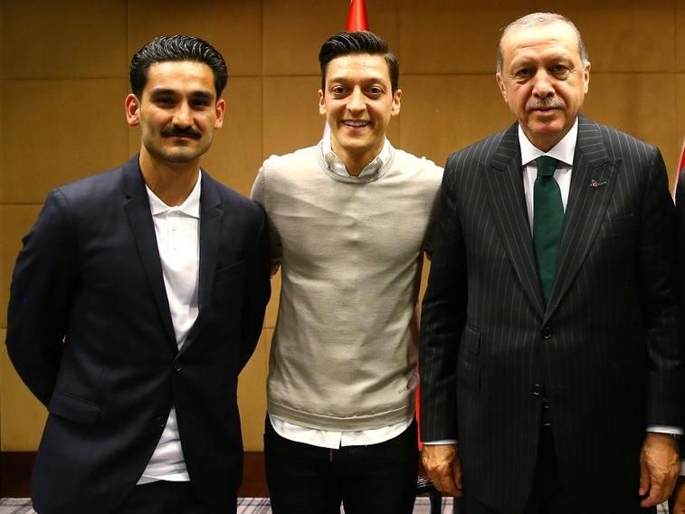 Özil és Gundogan Erdogannal / Forrás: Twitter