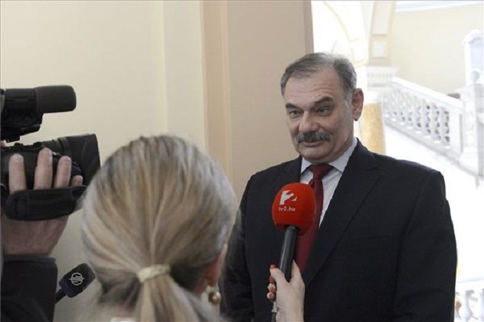 Hiszékeny Dezső a tárgyalás után, valószínűleg nem a sportsérüléséről nyilatkozik a sajtónak. Fotó: MTI/Soós Lajos
