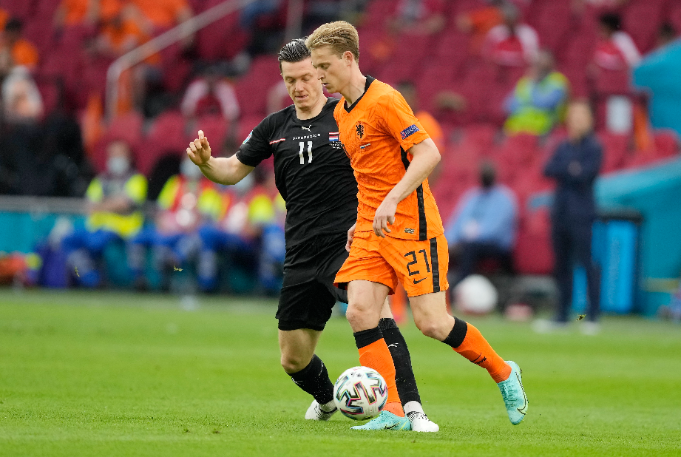 Gregoritsch próbálja szerelni De Jongot. Fotó: MTI/AP Pool/Peter Dejong