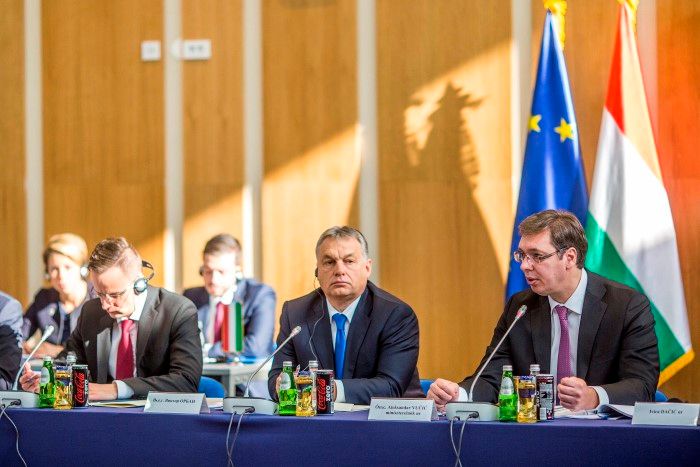 Nis, 2016. november 21. A Miniszterelnöki Sajtóiroda által közreadott képen Orbán Viktor magyar (k) és Aleksandar Vucic szerb (j) miniszterelnök a szerb-magyar kormányzati csúcstalálkozó plenáris ülésén a dél-szerbiai Nisben, a Tiszti Klub épületében 2016. november 21-én. Balról Szijjártó Péter külgazdasági és külügyminiszter. MTI Fotó: Miniszterelnöki Sajtóiroda / Szecsõdi Balázs