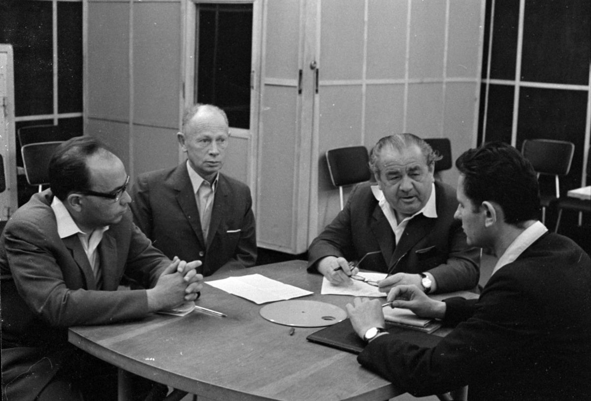1969, a Magyar Rádió stúdiója, kerekasztalbeszélgetés, balról jobbra Dr. Popper Péter pszichológus, Dr. Kun Miklós az Országos Ideg- és Elmegyógyintézet főorvosa, Dr Mátrai László filozófus, Dr. Eke Károly riporter / Fotó: Fortepan.hu, adományozó: Szalay Zoltán