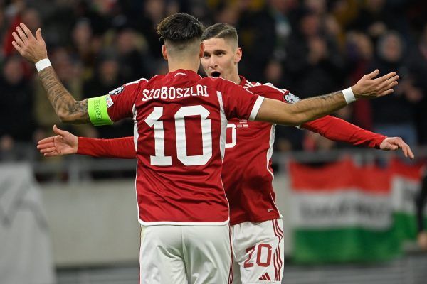 Szoboszlai Dominik (háttal) és Sallai Roland egyaránt jogosan örült: a labdarúgó Európa-bajnoki selejtezők G csoportjában kiválóan kezdtünk Bulgária ellen.<br /> Fotó: MTI/Czeglédi Zsolt