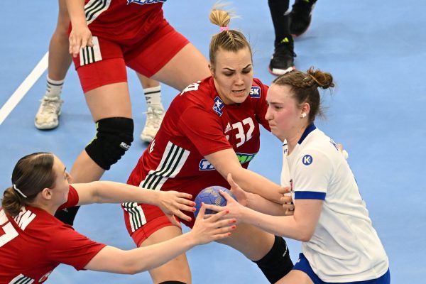 Simon Petra, Pásztor Noémi és a brit Daniella Davies (b-j) a női kézilabda olimpiai selejtező-torna 1. fordulójában játszott Magyarország - Nagy-Britannia mérkőzésen a debreceni Főnix Arénában 2024. április 11-én.<br />Fotó: MTI/Illyés Tibor