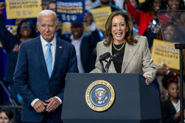 Bár újabban több megnyilatkozásában is elhatárolódó hangot ütött meg Joe Bidennel szemben, Kamala Harris demokrata elnökjelölt, mint a Biden-adminisztráció alelnöke, ugyanúgy felelős a demokraták hibás döntéseiért. <br />Fotó: MTI/EPA/Shawn Thew
