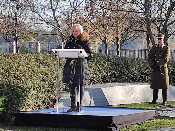 Menczer Erzsébet a SZORAKÉSZ elnöke, az Árpád fejedelem útján lévő GULAG-emléműnél, 2022. november 25-én. Fotó: Kovács Attila