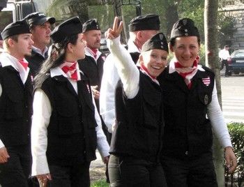 Az expornós Müller Nikolett állítólag kilépett a szervezetből, ennek ellenére később többször is egyenruhában jelent meg a Magyar Gárda rendezvényein.