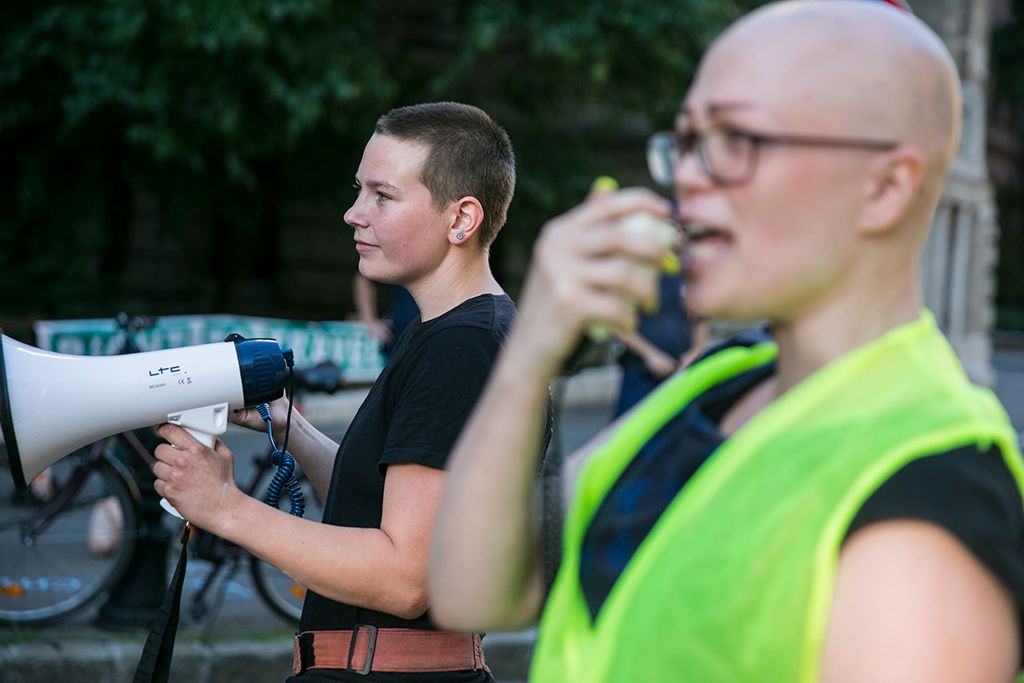 A tüntetést irányító külföldiek (Fotó: Horváth Péter Gyula / PestiSrácok.hu)