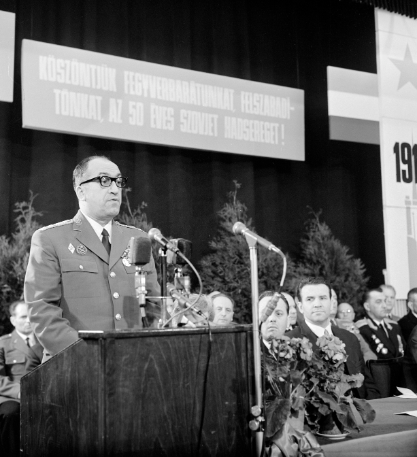 Csémi Károly, aki mint az I. Karhatalmi Ezred parancsnoka, tűzparancsot adott 1956. december 6-án a Nyugati pályaudvarnál. Öt ember halt meg a sortűzben. Kádár példaértékűnek nevezte a fellépését. Fotó: MTI - Friedmann Endre