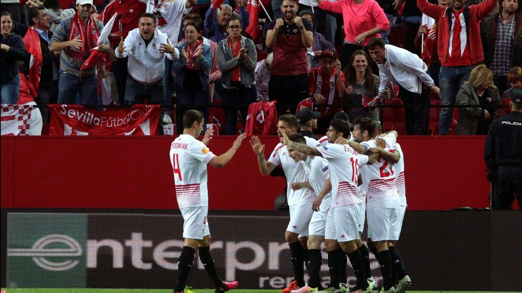 Egy ilyen tábor előtt könnyű / Fotó: Uefa.com