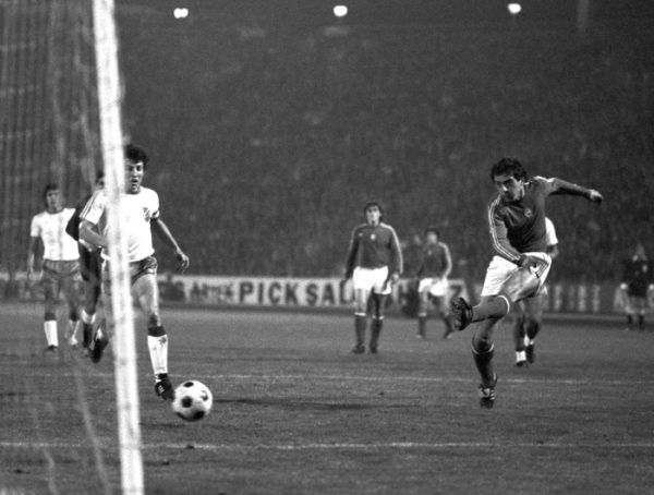 Várady Béla belövi válogatottunk negyedik gólját a Magyarország-Bolívia interkontinentális vb-selejtezőn, ahol végül 6-0-ra nyertünk a dél-amerikaiak ellen a Népstadionban.<br /> Fotó: MTI/Kovács Gyula