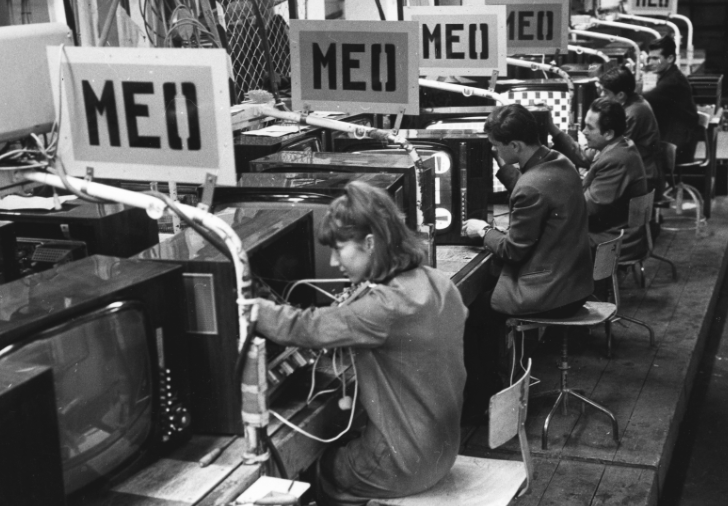 Munkában a Videoton dolgozói. Televíziókészülékek végellenőrzése, 1966 / Fotó: Fortepan.hu, ad.: RTV