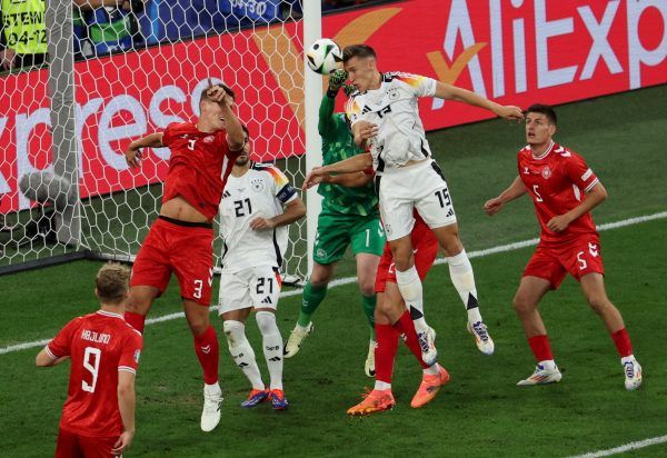 Kasper Schmeichel baja gyakran meggyűlt a német beívelésekkel. <br />Fotó: MTI/EPA/Georgi Licovszki