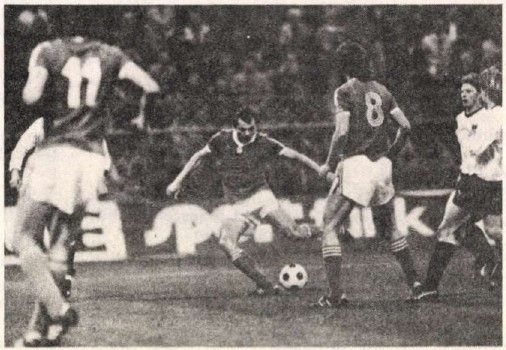 Kiprich József az első magyar gólt szerzi a Hanappi-stadionban Ausztria ellen. Forrás: Arcanum Adatbázis - Labdarúgás folyóirat, 1985 áprilisi lapszám. Fotó: Németh Ferenc