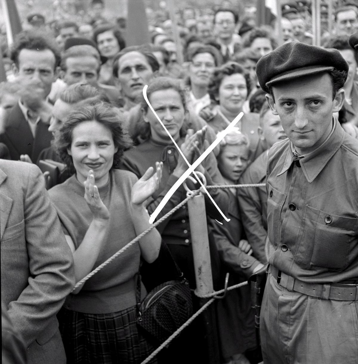 Merjél nem tapsolni. Éber őr figyel 1957 május elsején / Fotó: MTI