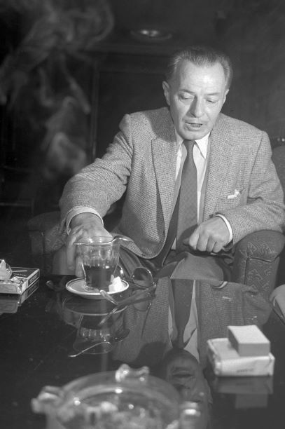Jávor Pál színművész a Margitszigeti Nagyszálló halljában. Fortepan
