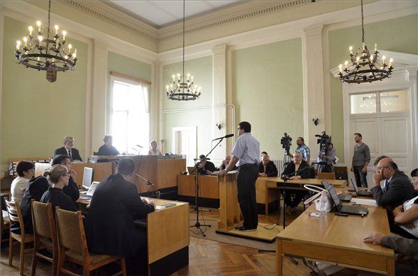 Veres János volt pénzügyminiszter tanúvallomást tesz a Szolnoki Törvényszéken 2013. augusztus 22-én, ahol több hónapos szünet után folytatódott a Sukoró-ügyként ismert büntetőper tárgyalása. MTI Fotó: Mészáros János
