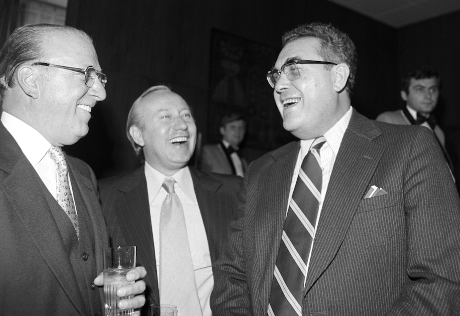 Ők nevettek, mi eladósodtunk. A képen: C. Bernard Jacobs (b), a National City Bank of Minneapolis amerikai pénzintézet elnöke, Juhar Zoltán, a belkereskedelmi minisztérium államtitkára és Fekete János (j), a Magyar Nemzeti Bank alelnöke beszélgetnek egy fogadáson / Fotó: MTI