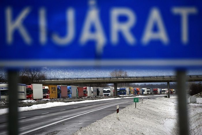 A sofőrök naponta fordultak Budapest és Szlovákia között, kamu címeken kellett félreállniuk, és pénzkazettában fuvarozták a fekete pénzeket.