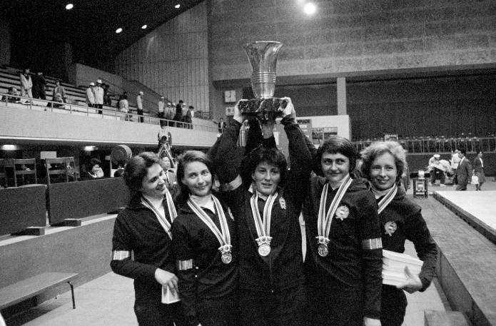 A magyar női tőrválogatott Tokióban, az olimpiai bajnoki cím megszerzése után. Balról: Ágoston Judit, Dömölky Lídia, Juhász Katalin, Marosi Paula és Rejtő Ildikó. Fotó: MTI/OL-PP/Pap Jenő