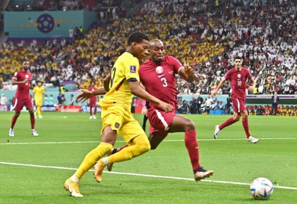 A katari Abdel-Karim Hasszán (j) és az ecuadori Gonzalo Plata a katari labdarúgó-világbajnokság Katar-Ecuador nyitómérkőzésén az al-hori al-Bajt Stadionban 2022. november 20-án.<br /> Fotó: MTI/EPA/Nusad Szekkajil