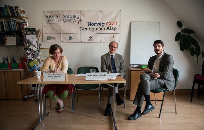 Móra Veronika és Arild Moberg Sande, a norvég nagykövetség követtanácsosa. Minden fronton ellenállnak. Fotó: index.hu