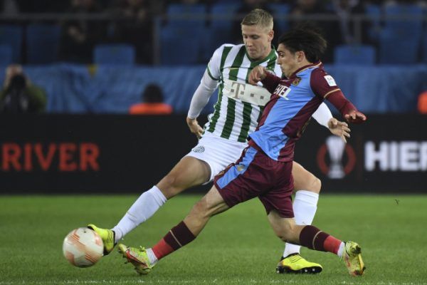 Mats Knoester és Abdülkadir Ömür, a török csapat játékosa az Európa-liga csoportkörének 6. fordulójában játszott Trabzonspor-Ferencváros mérkõzésen Trabzonban, a Senol Günes stadionban 2022. november 3-án.<br /> Fotó: MTI/Illyés Tibor
