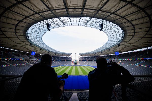 A sajtó munkatársai a berlini Olimpiai Stadion sajtóbejárásán 2024. június 7-én. A stadion hat mérkőzésnek, köztük az egyik nyolcaddöntőnek és a döntőnek ad majd otthont a 2024-es labdarúgó-Európa-bajnokság idején. A tornát 2024. június 14. és július 14. között rendezik Németországban.<br />Fotó: MTI/EPA/Clemens Bilan