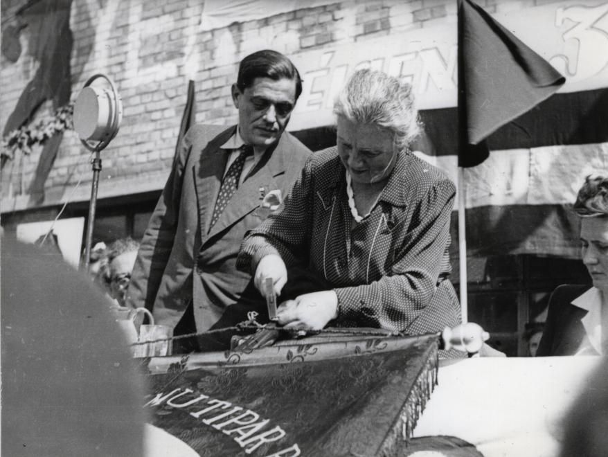 Magyar Pamutipar Rt., zászlóavatási ünnepség 1947. május 14-én, Kéthly Anna mint zászlóanya /Fotó: Fortepan.hu