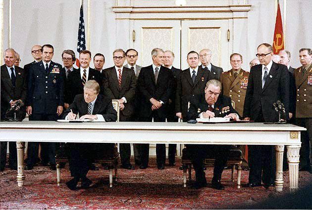 Carter és Brezsnyev aláírása, az amerikai elnök mögötti férfi sligovicát reggelizett? / Fotó: Wikimedia.com