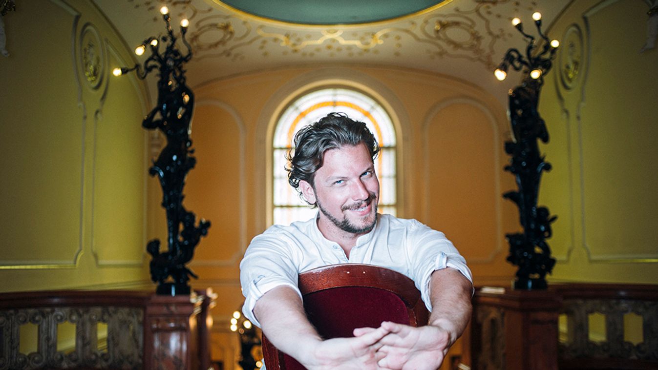 "Mindig az a szerepálmom, amit éppen játszom" - Peller Károllyal, a Budapesti Operettszínház színészével beszélgettünk