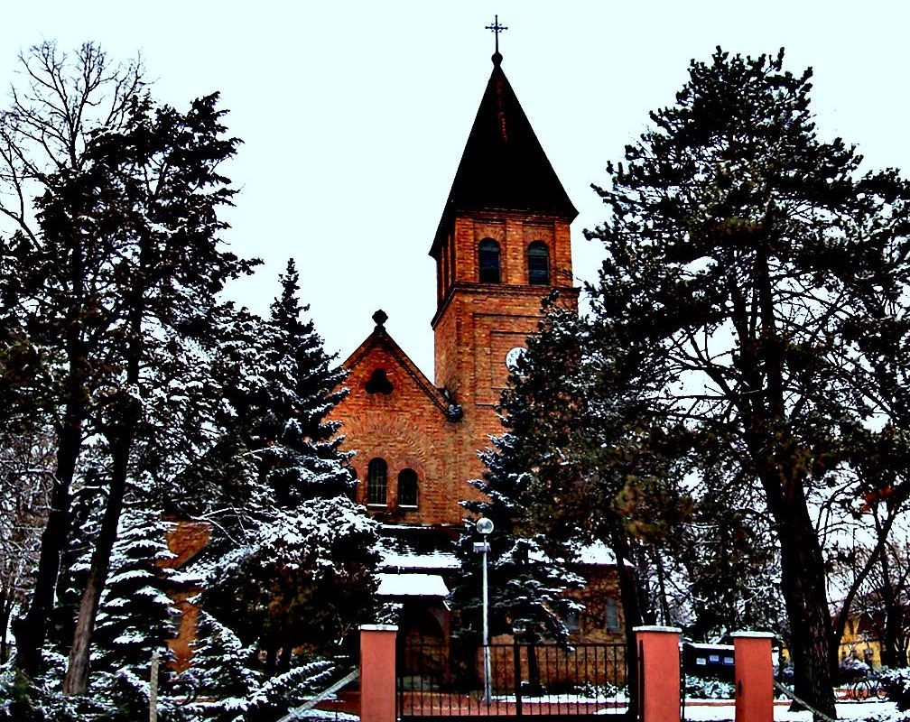 Az ásotthalmi templom (fotó: panoramio.com)