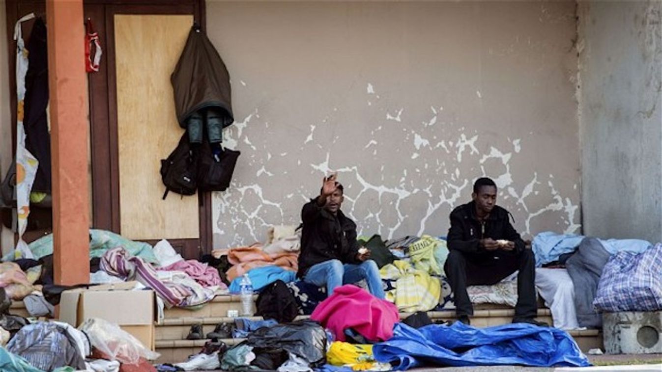 A francia hatóságok 2500 euróra emelik az önként hazatérő migránsoknak járó segélyt