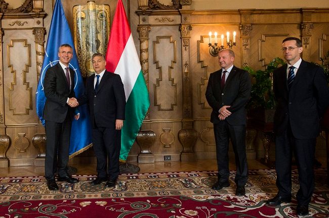Budapest, 2015. november 19. Orbán Viktor miniszterelnök (b2) fogadja Jens Stoltenberget, a NATO fõtitkárát (b) a Parlamentben 2015. november 19-én. Mellettük Simicskó István honvédelmi (j2) és Varga Mihály nemzetgazdasági miniszter (j). MTI Fotó: Illyés Tibor