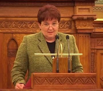 Molnár Katalin, Kazár polgármestere.