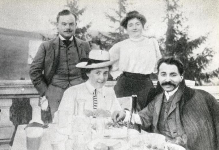Elől Madzsarné és Szabó Ervin, hátul Jászi Oszkár és Lesznai Anna / Forrás: A cselekvés szerelmese