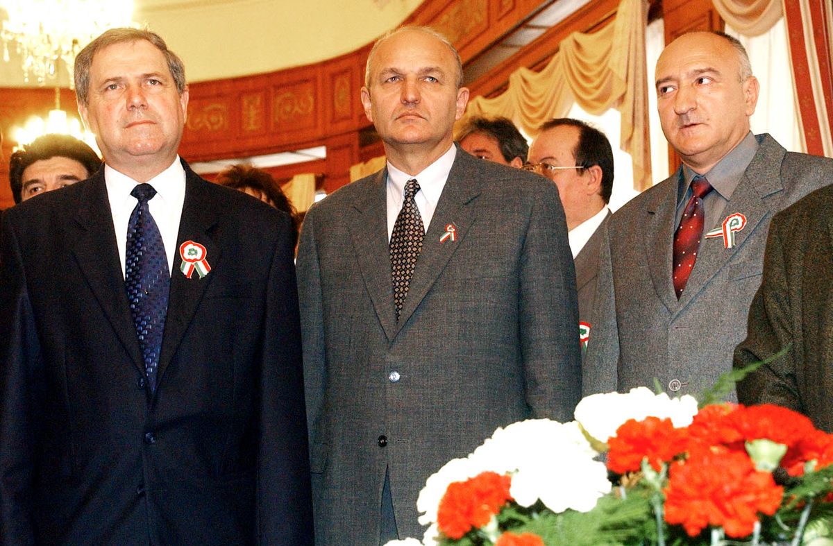 A kokárda miatt ilyen morcos? Pedig kitüntették. Balról Tóth Miklós, a békéscsabai Népújság Kft. ügyvezetõ igazgatója, Árpási Zoltán, a Békés Megyei Hírlap fõszerkesztõje és Mészáros Béla, a szakszervezeti bizottság titkára / Fotó: MTI
