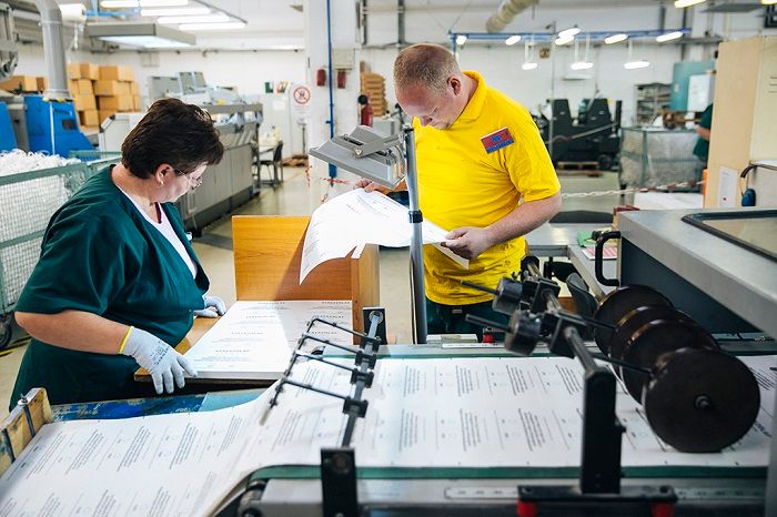 Kvótareferendum Már nyomtatják az október 2-ai országos népszavazás szavazólapjait a budapesti ANY Biztonsági Nyomdában. Szerdán a kőbányai nyomda géptermeiben és csomagolócsarnokaiban jártunk. Fotó: Horváth Péter Gyula