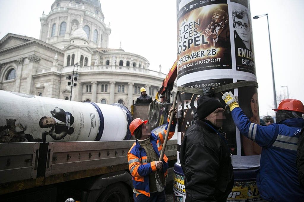 Tovább folytatja a főváros Mahir Cityposter oszlopainak elszállítását. A Simicska Lajos tulajdonában álló cég továbbra is biztonsági őrökkel próbálja ezt megakadályozni. foto: Horváth Péter Gyula