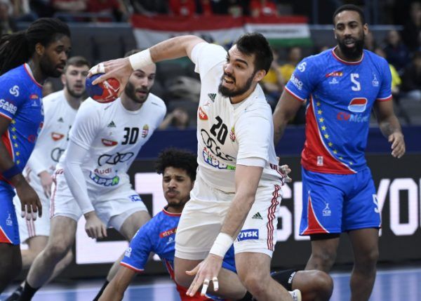 Rosta Miklós gólt dob a férfi kézilabda olimpiai kvalifikációs világbajnokság középdöntőjének harmadik, utolsó fordulójában játszott Magyarország-Zöld-foki Köztársaság mérkőzésen a göteborgi Scandinavium Arénában 2023. január 22-én.<br /> Fotó: MTI/Kovács Tamás