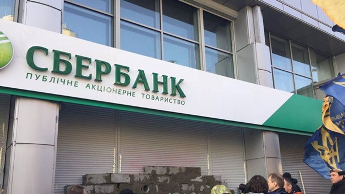 Tiltakozók falazzák be Kijevben az orosz Szberbank épületének bejáratát