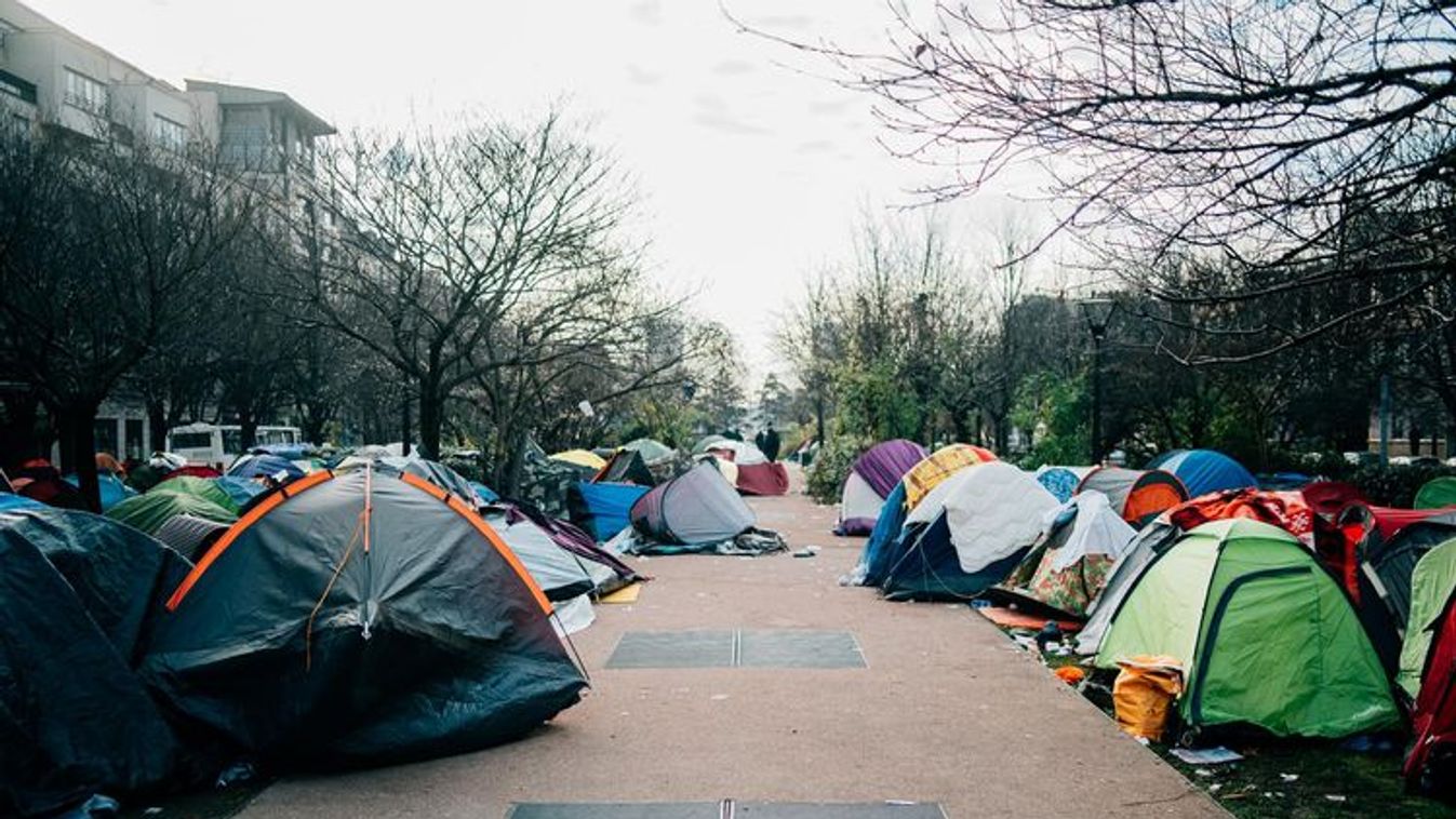 Felszámoltak egy migránstábort egy párizsi egyetemen